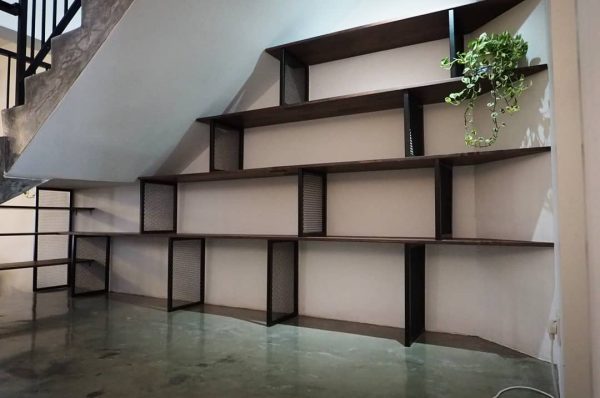 Wall mounted bookshelf